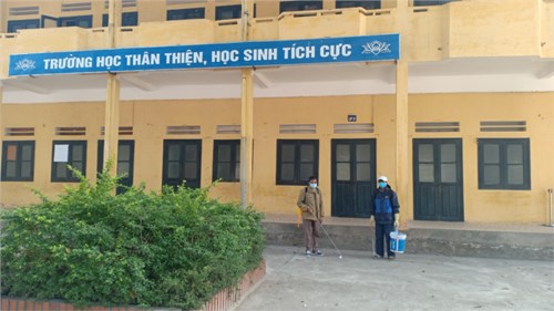 Trường Tiểu học Kiêu Kỵ phun thuốc khử khuẩn toàn trường để phòng chống dịch bệnh Covid-19